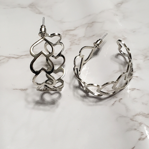 Silver Heart Pattern Hoops Interlocking - Picture 3 of 5